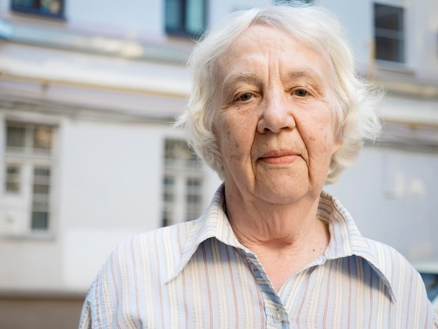 Retrato de una mujer con los brazos levantados