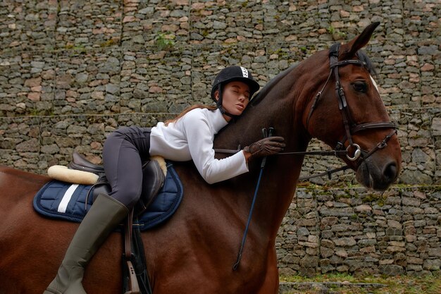 Foto retrato de una mujer a caballo