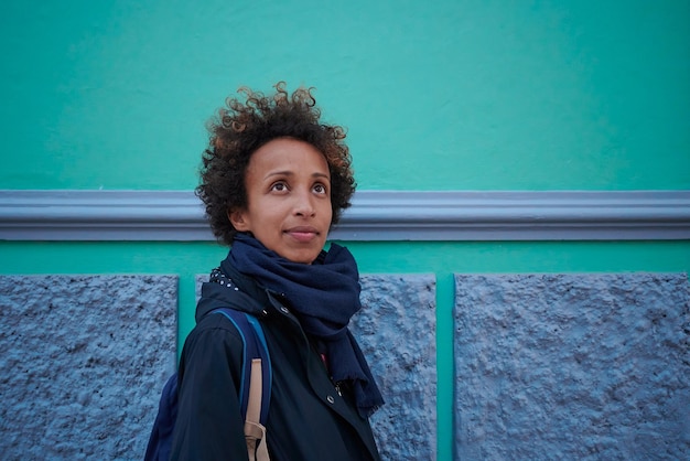 Retrato de una mujer con cabello afro con espacio de copia