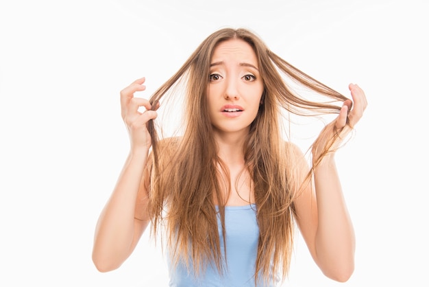 Foto retrato de una mujer con cabello desordenado