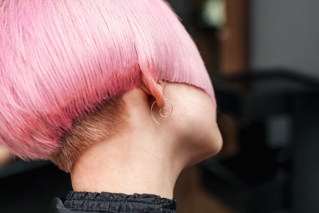 Retrato de una mujer con cabello rosado