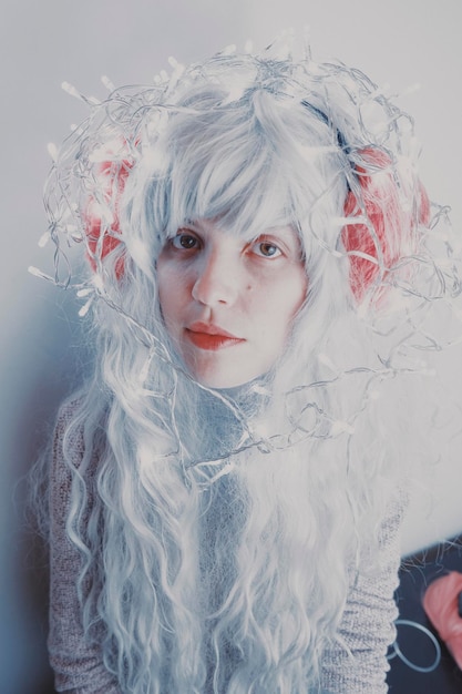 Retrato de una mujer con el cabello teñido