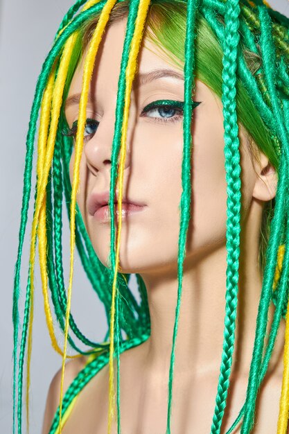 Foto retrato de una mujer con cabello verde y amarillo