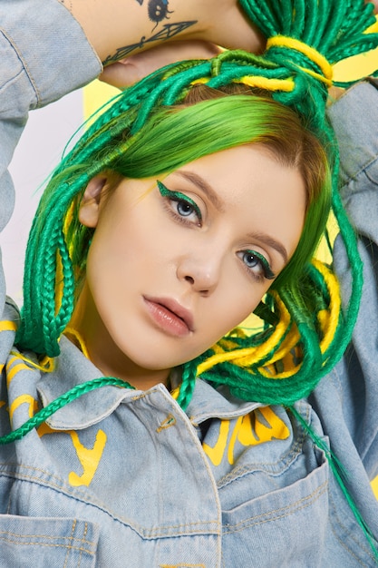 Retrato de una mujer con cabello verde y amarillo