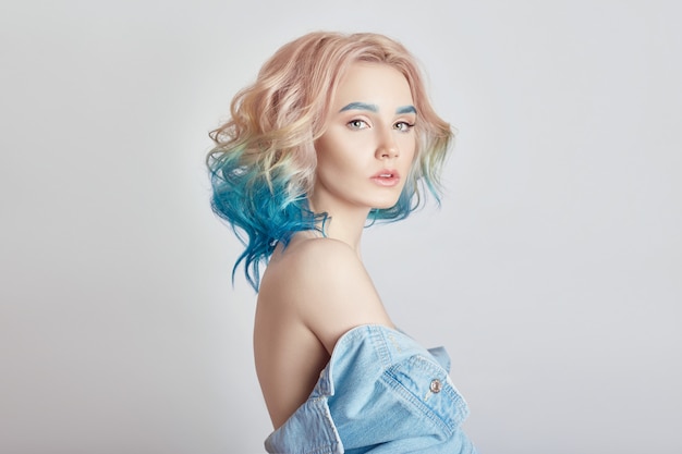 Retrato de una mujer con cabello volador de colores brillantes