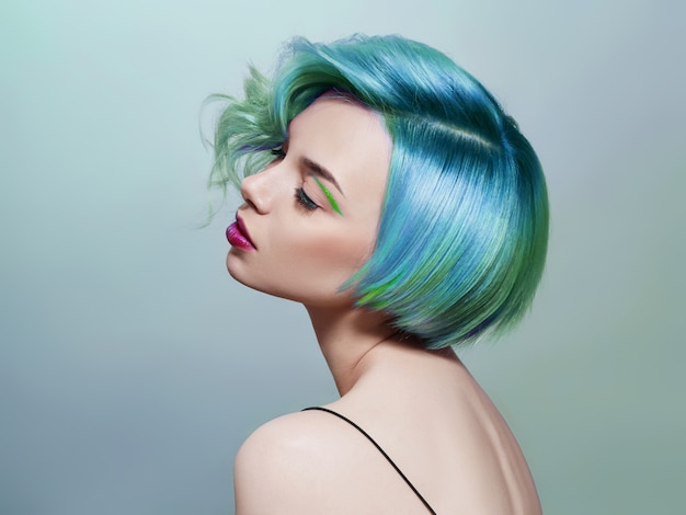 Retrato de una mujer con cabello volador de colores brillantes