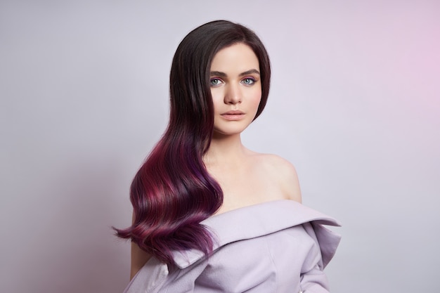 Retrato de una mujer con cabello volador de colores brillantes