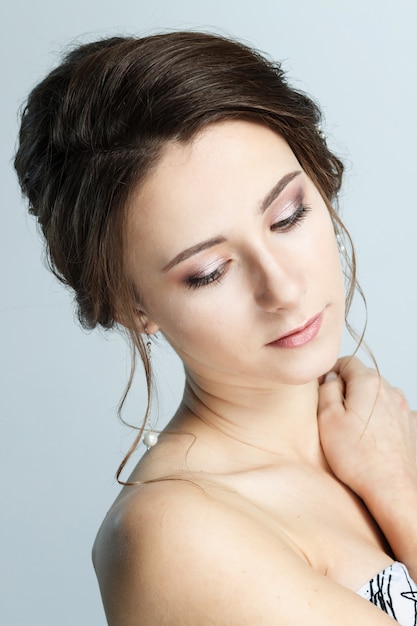 Retrato de una mujer cabelluda marrón hermosa joven.