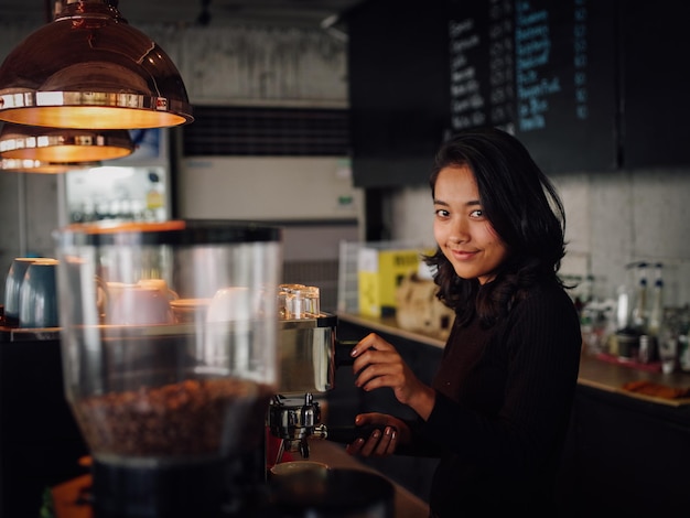 Retrato de una mujer con café
