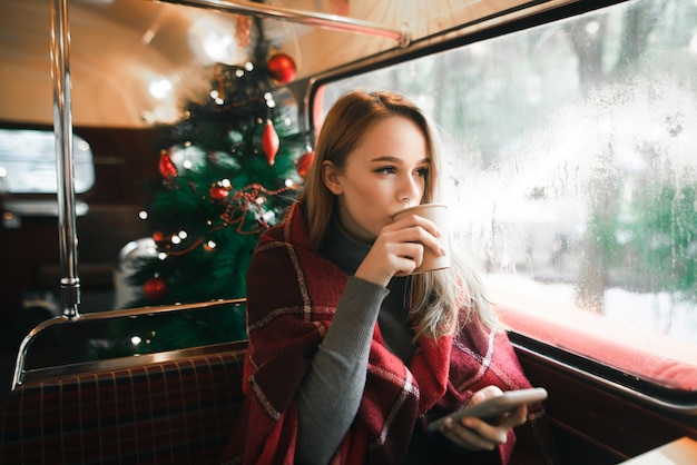 retrato, mujer, en, cafetería