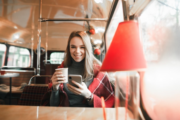 retrato, mujer, en, cafetería