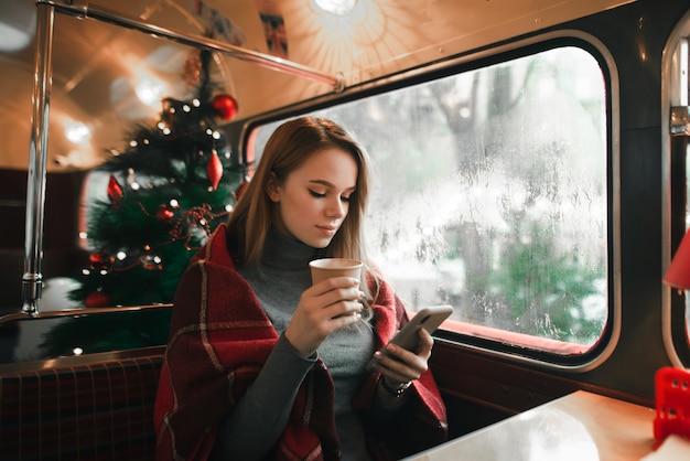 retrato, mujer, en, cafetería