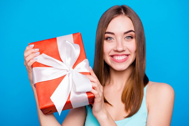 Retrato de mujer con caja de regalo