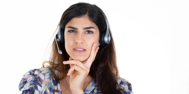 Retrato de mujer en call center tele vendedor aislado sobre fondo blanco.