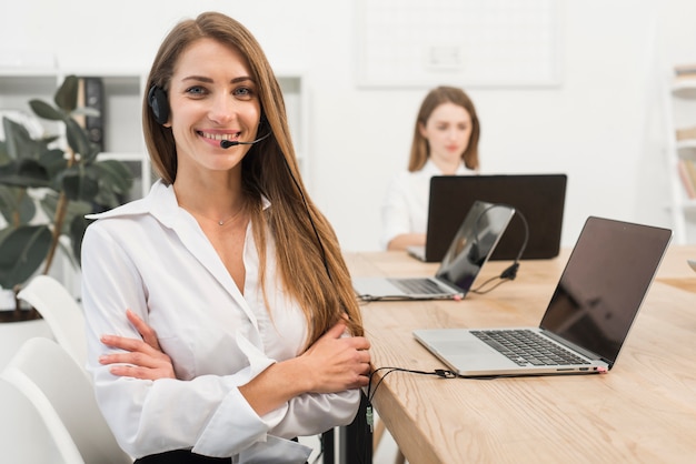 Foto retrato de mujer de call center