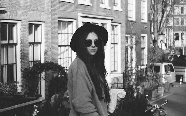 Foto retrato de una mujer en una calle de la ciudad