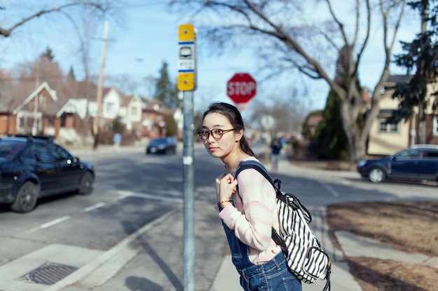 Foto retrato de una mujer en una calle de la ciudad