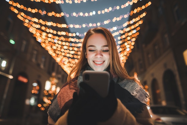 Retrato de mujer en la calle en Navidad