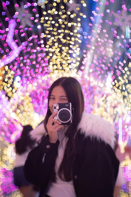 Foto retrato de una mujer con una cámara