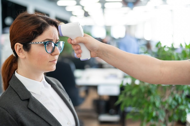 Foto retrato de una mujer con una cámara