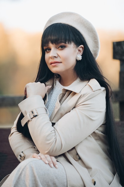 Retrato de mujer camina hacia el parque de otoño y disfruta de su vida