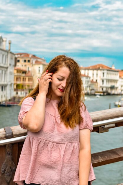 retrato mujer caminando en la ciudad de Venecia