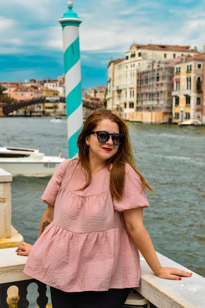 retrato mujer caminando en la ciudad de Venecia