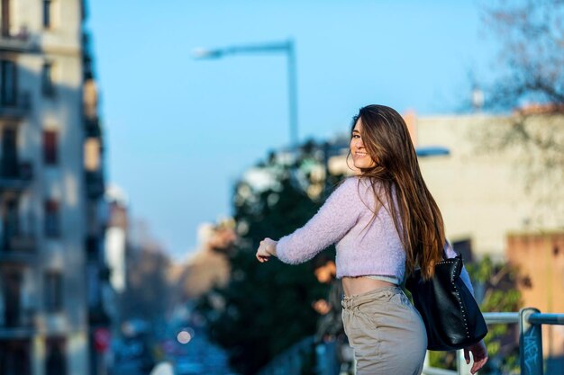 Foto retrato de una mujer caminando por la ciudad