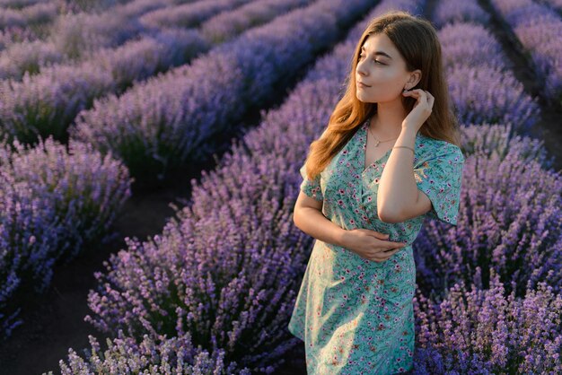 Retrato de una mujer en un campo de lavanda