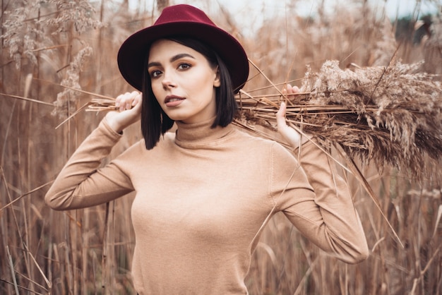 Retrato de mujer en un campo de otoño