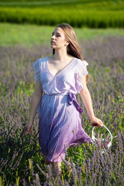 Retrato de mujer en el campo de verano