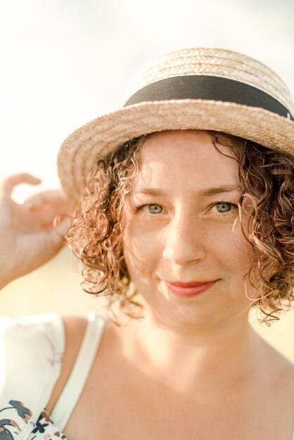 Retrato de una mujer en el campo de verano