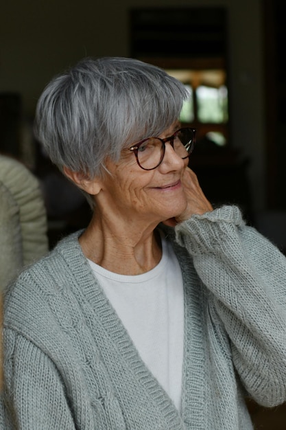 Retrato de una mujer canosa de 75 años