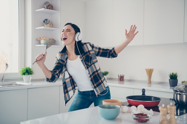 Retrato, mujer, en casa, cocina