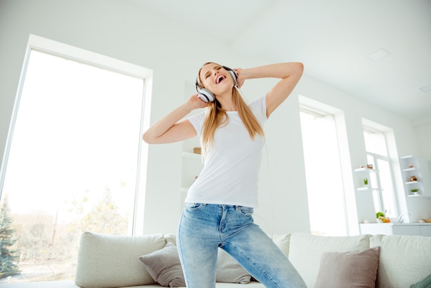 Foto retrato de mujer en casa escuchando música