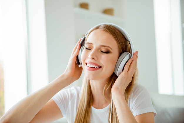 Retrato de mujer en casa escuchando música