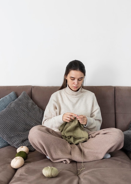 Retrato, mujer, en casa, tejer