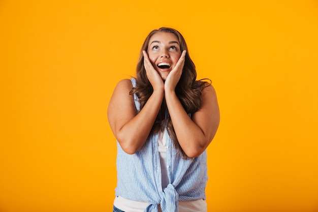 Foto retrato de una mujer casual joven emocionada, celebrando el éxito