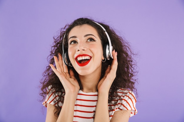 Retrato de una mujer casual joven feliz escuchando música