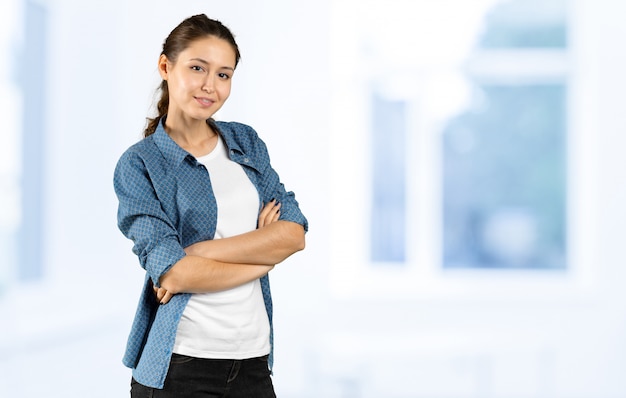 Retrato de mujer casual sonriente con los brazos cruzados