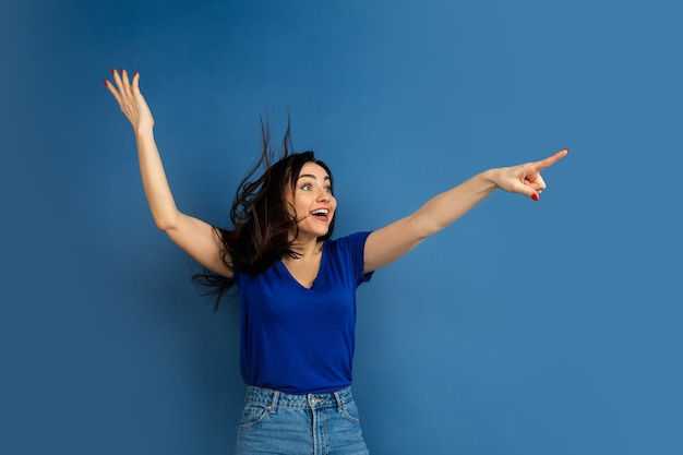 Foto retrato de mujer caucásica aislado sobre fondo azul studio