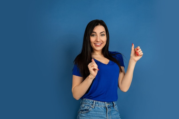 Retrato de mujer caucásica aislado sobre fondo azul studio