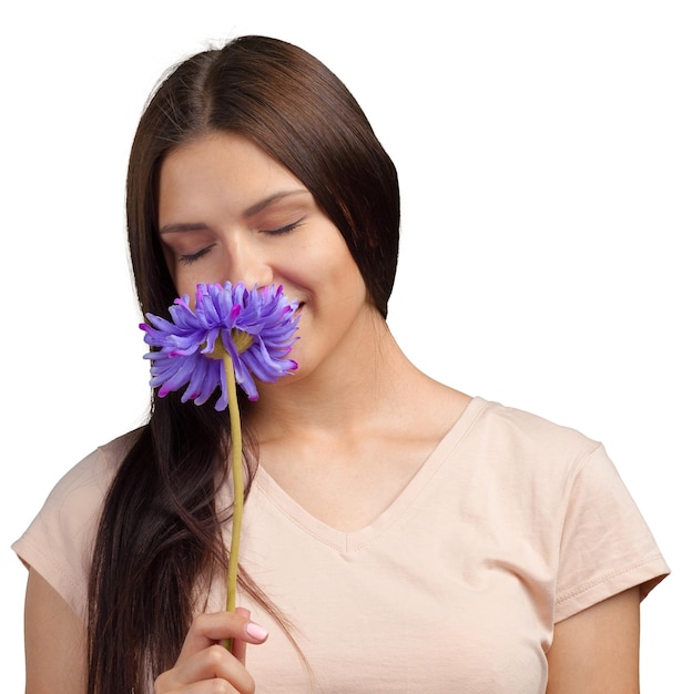 Retrato de mujer caucásica atractiva joven con una flor