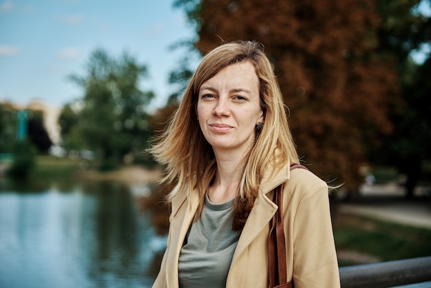 Retrato de mujer caucásica de cerca