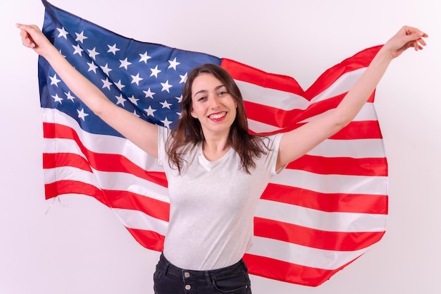 Retrato de una mujer caucásica sonriendo con la bandera de estados unidos en el fondo