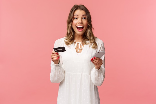 Retrato de mujer caucásica sonriente emocionada y divertida, feliz haciendo orden internet