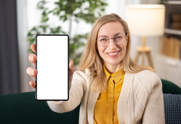 Retrato de mujer caucásica sonriente con