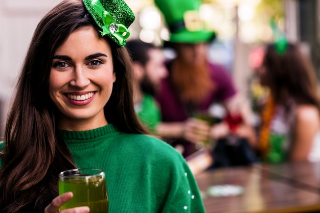 Retrato de mujer celebrando el día de san patricio