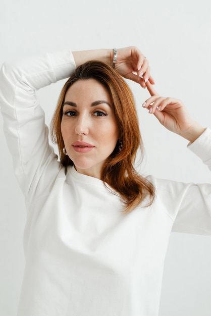 Retrato de mujer de cerca hermosa chica vestida de blanco