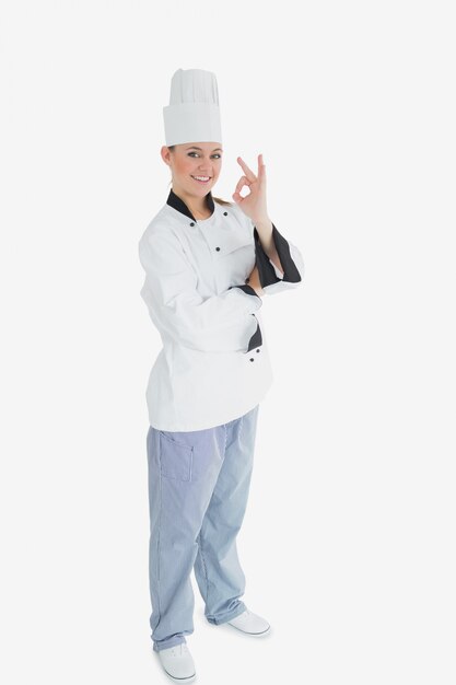 Foto retrato de mujer chef gesticular signo bien